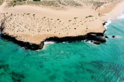 Praia de água turquesa e falésia na ilha de Boa Vista, em Cabo Verde, vista do alto